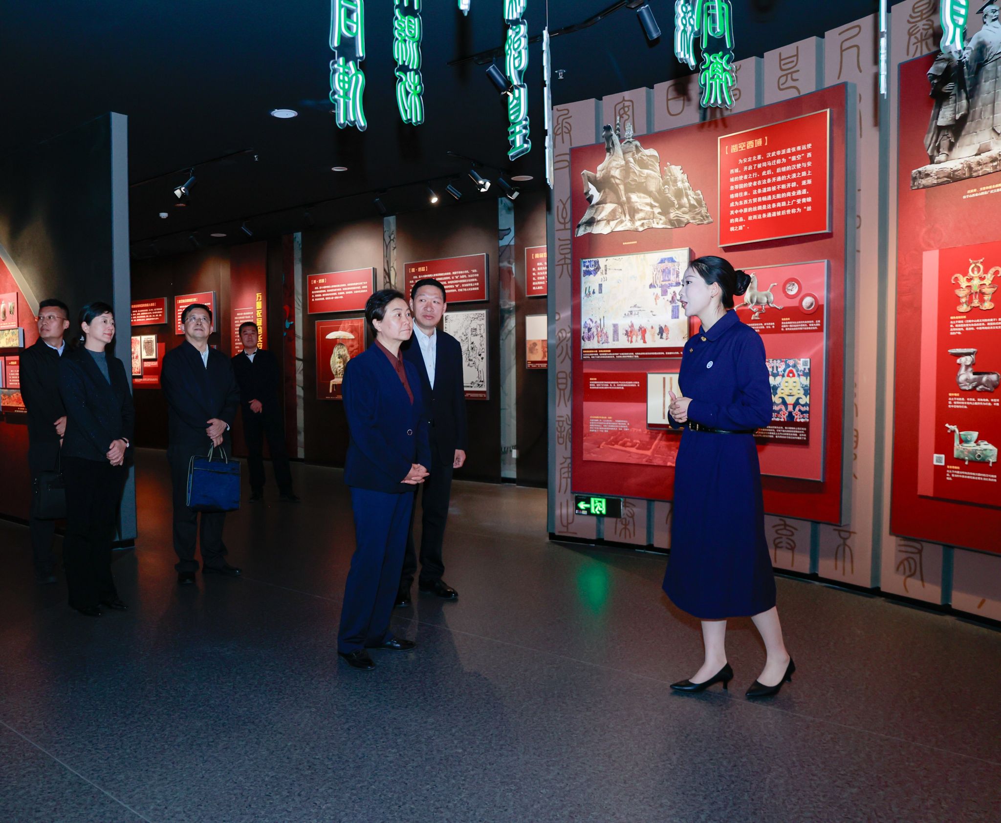 胡達古拉在呼和浩特民族學院調研