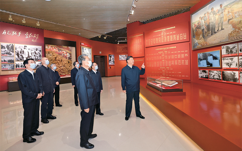 2022年10月27日，中共中央總書記、國家主席、中央軍委主席習近平帶領中共中央政治局常委李強、趙樂際、王滬寧、蔡奇、丁薛祥、李希，瞻仰延安革命紀念地。這是習近平等在延安革命紀念館，參觀《偉大歷程——中共中央在延安十三年歷史陳列》。 新華社記者 鞠鵬/攝