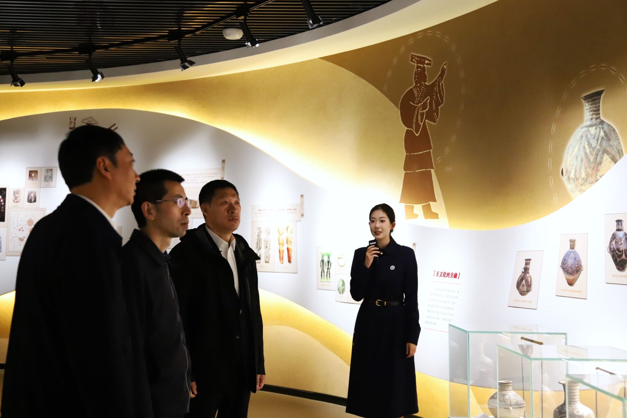 團中央統(tǒng)戰(zhàn)部副部長李昊一行參觀我校鑄牢中華民族共同體意識教育館