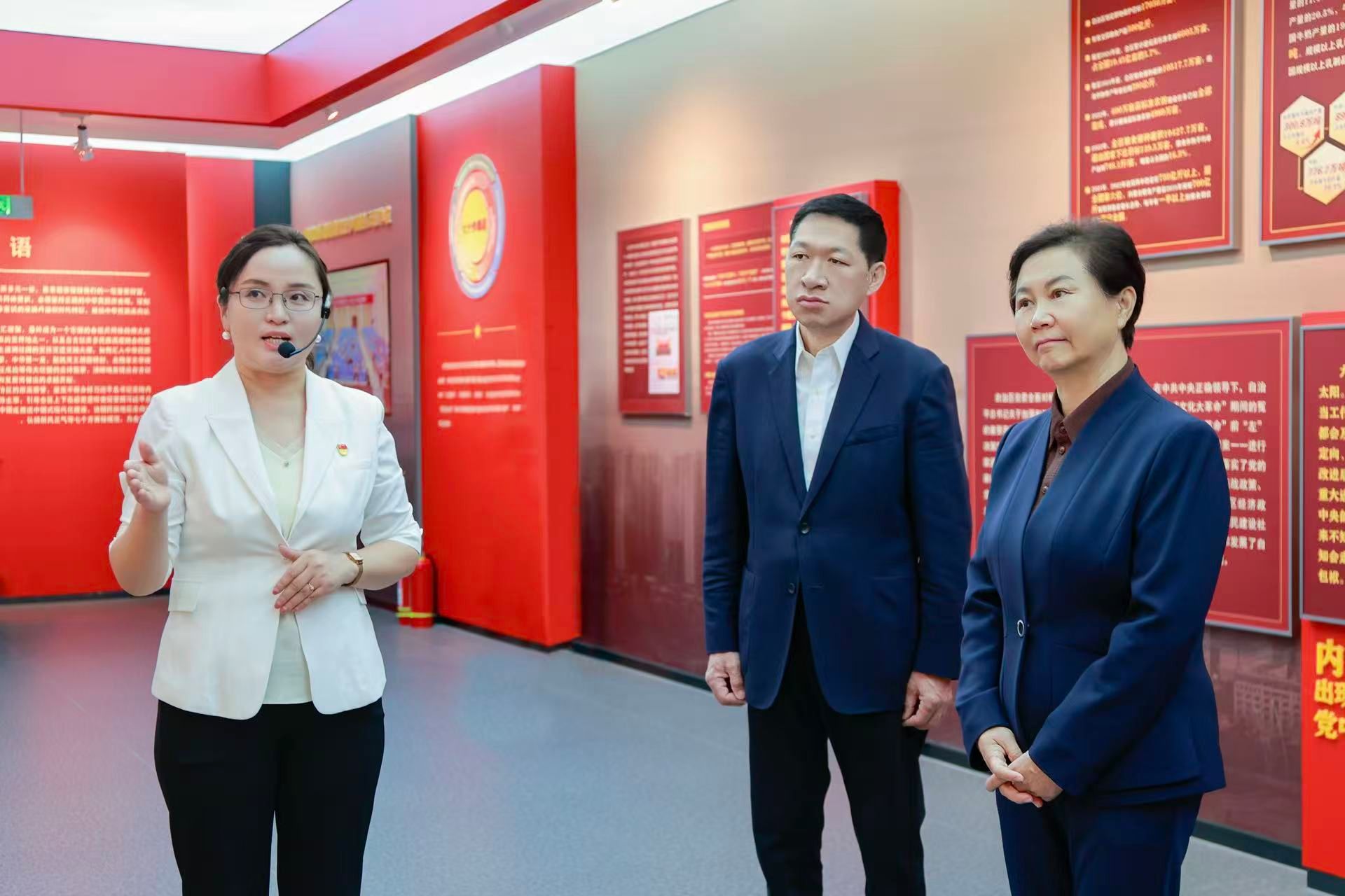 胡達古拉在呼和浩特民族學院調研