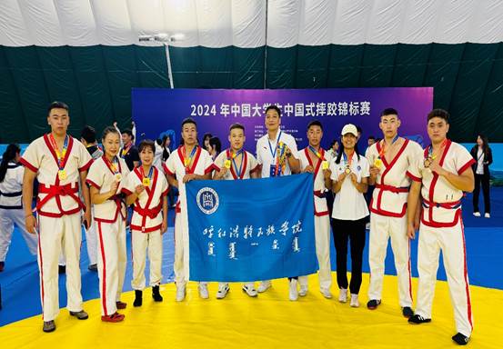 一群穿著藍色衣服的女人站在一起描述已自動生成