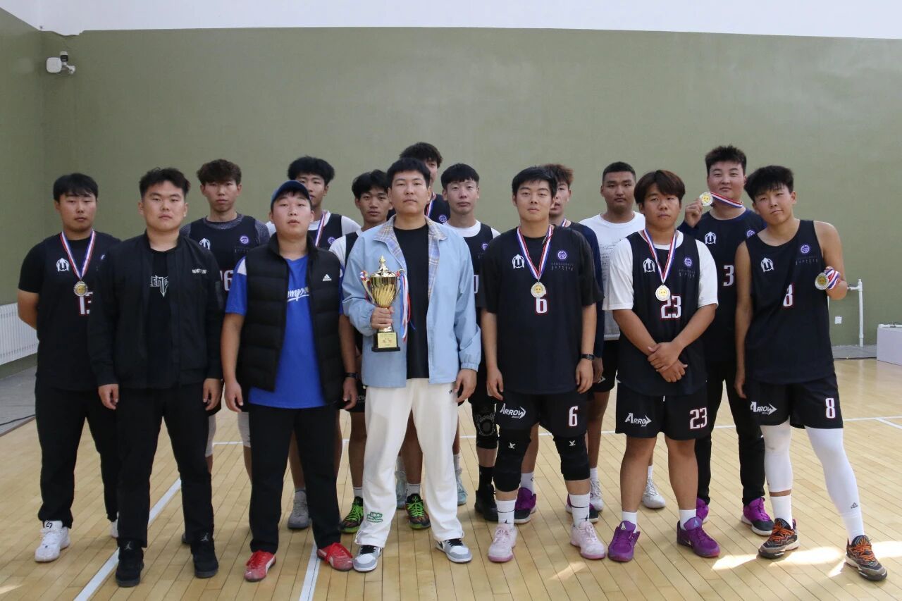 迎新杯｜2025級新生在“一站式”學(xué)生社區(qū)第四屆“迎新杯”學(xué)生籃球賽中榮獲亞軍