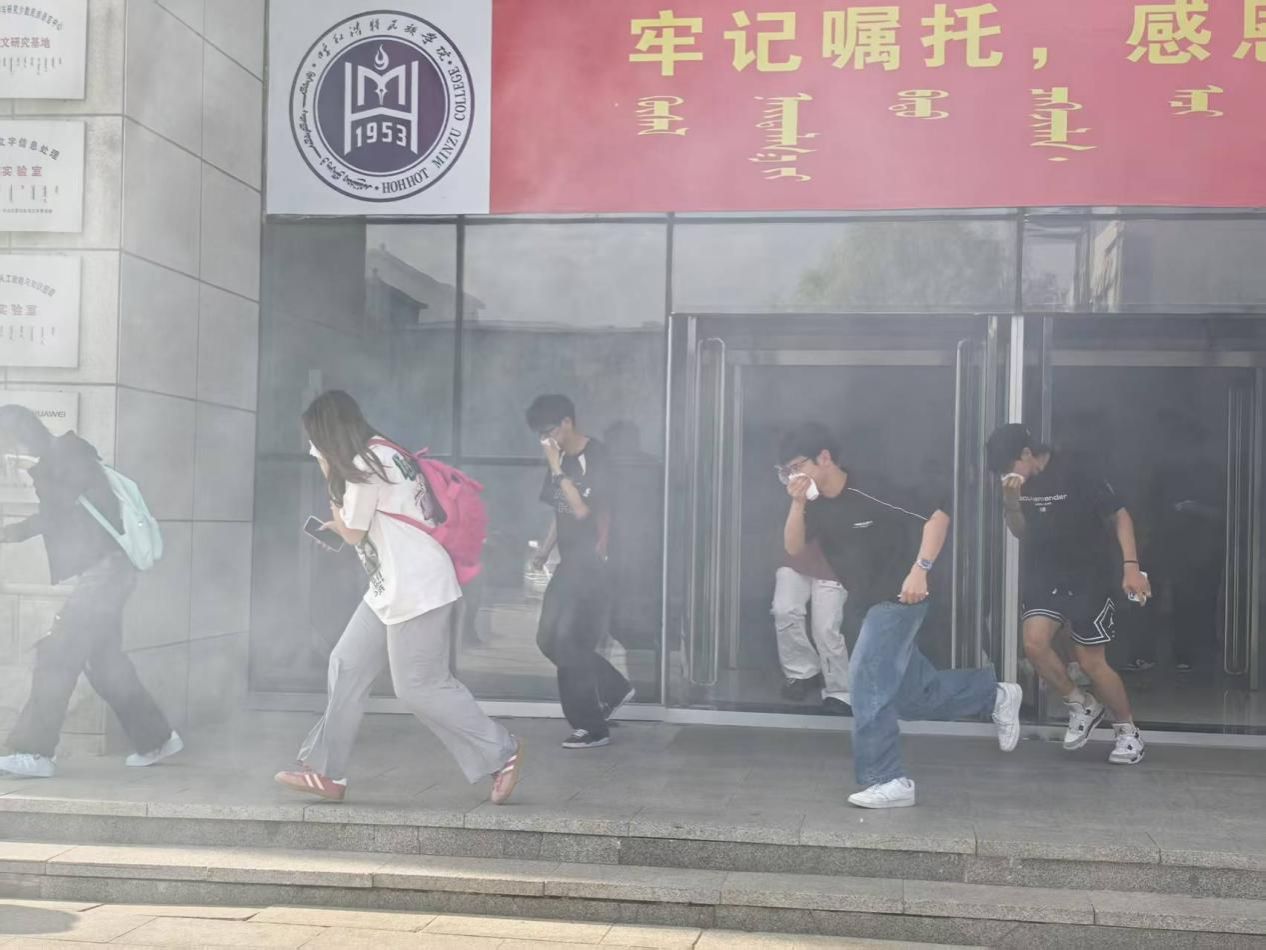 化學(xué)與環(huán)境工程學(xué)院聯(lián)合安全管理處和實(shí)驗(yàn)室管理中心開展實(shí)驗(yàn)室消防安全知識培訓(xùn)及應(yīng)急演練