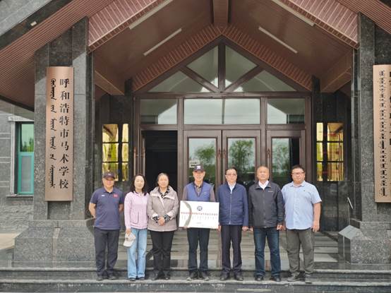 一群人站在建筑前描述已自動生成
