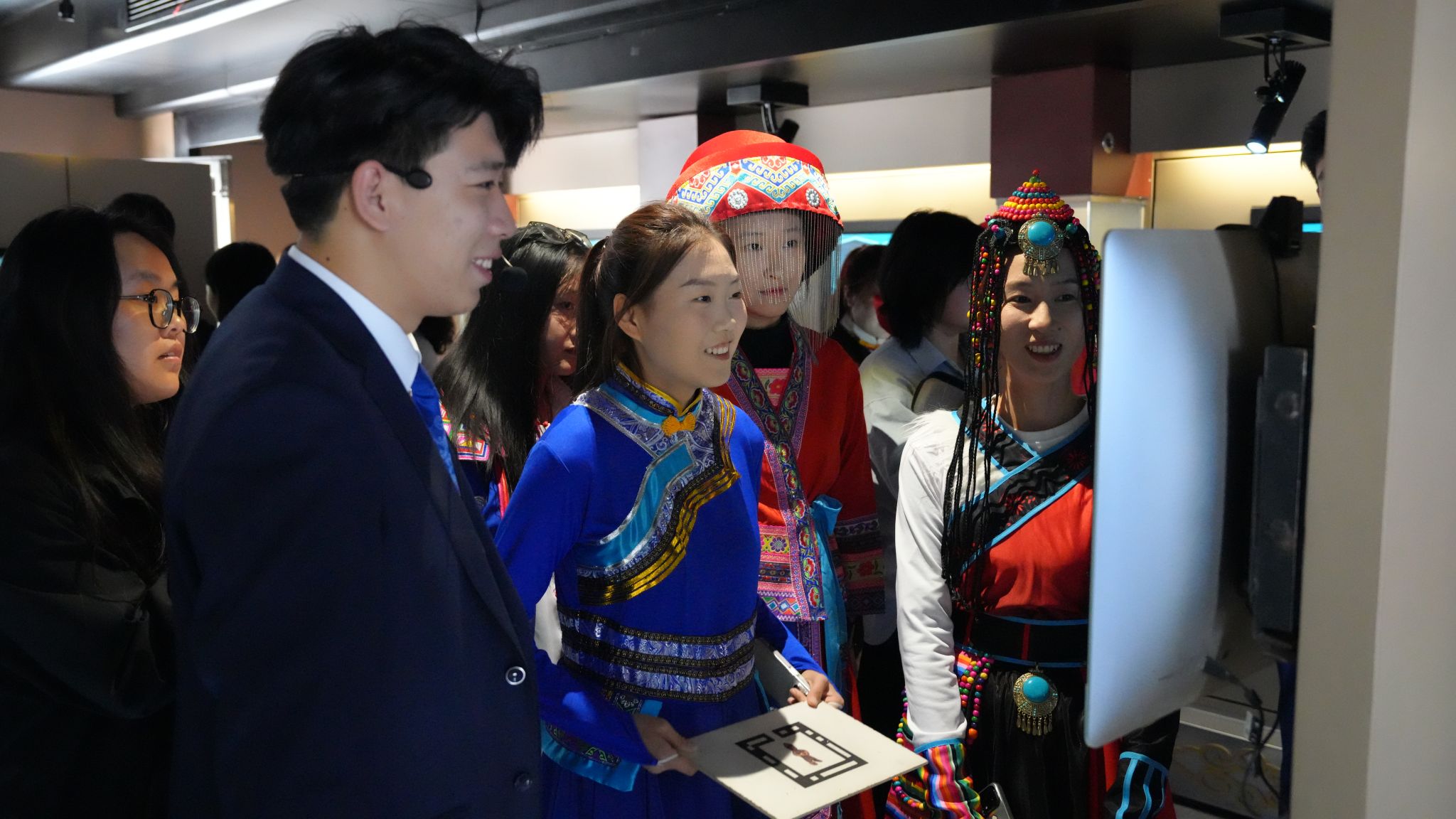 學校圓滿舉辦“石榴籽e起來 行走的思政課”——內蒙古博物院流動數字博物館進校園暨學校鑄牢中華民族共同體意識文化節活動